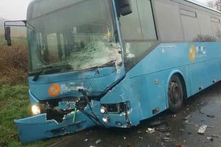 Havária autobusu a osobného auta