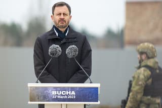 Na snímke dočasne poverený predseda vlády SR Eduard Heger počas pietnej ceremónie v ukrajinskom meste Buča.