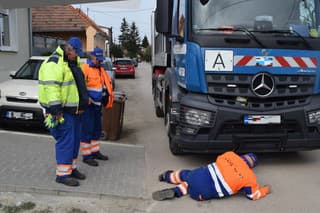 V Piešťanoch sa zrazilo smetiarske auto s chodkyňou.