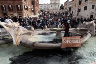 Aktivisti naliali do fontány pri Španielskych schodoch tekuté uhlie.