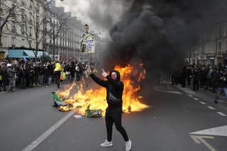 Násilnosti na demonštráciách začali 16. marca, keď francúzska vláda schválila kontroverznú dôchodkovú reformu. 