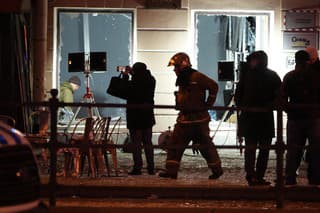 Ruskí vyšetrovatelia zaisťujú dôkazy po výbuch v kaviarni v meste Petrohrad.