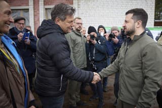 Volodymyr Zelenskyj (vpravo) sa zdraví s nemeckým ministrom hospodárstva Robertom Habeckom v ukrajinskej dedine Jahidne.
