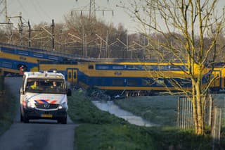 V Holandsku sa vykoľajil vlak s desiatkami pasažierov.