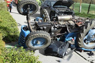 Do traktora podľa polície pred 14.00 h narazilo osobné vozidlo značky Mazda.