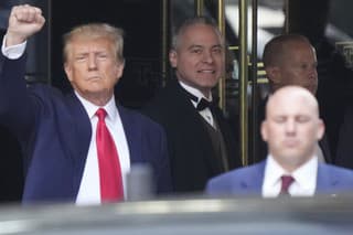 Donald Trump odchádza zo svojho sídla do budovy súdu na Manhattane odovzdať odtlačky prstov a biometrické údaje.