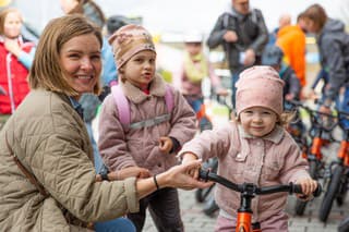 Monika Horváthová ukazuje deťom kúzlo bicyklovania