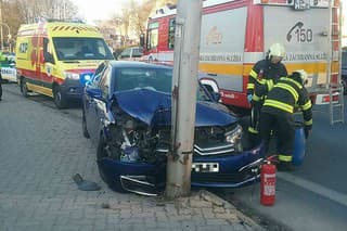 Škaredá dopravná nehoda v Trenčíne.