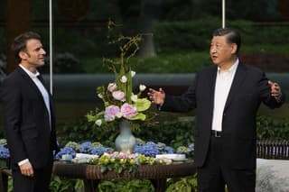  Čínsky prezident Si Ťin-pching (vpravo) a francúzsky prezident Emmanuel Macron.
