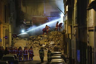 Hasiči pracujú po zrútení budovy v nedeľu 9. apríla 2023 v juhofrancúzskom Marseille.