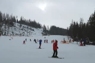 Desiatky ľudí vymenili veľkonočnú šibačku za jarnú lyžovačku na Štrbskom Plese.