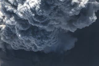 Oblak popola po erupcii sopky Šiveluč.