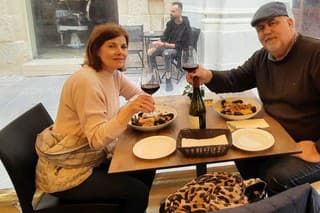 Oliver Andrásy si spolu s manželkou užívajú pobyt na Malte, kde oslavujú výročie sobáša.