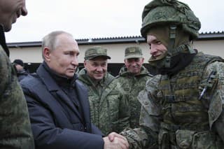 Vladimir Putin (vľavo) navštívil stredisko, kde cvičia zmobilizovaných vojakov pred vyslaním na Ukrajinu.