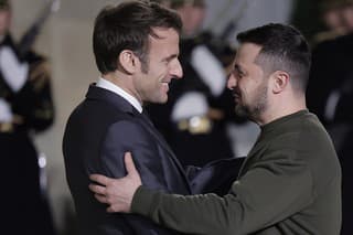 Ukrajinský prezident Volodymyr Zelenskyj (vpravo) a francúzsky prezident Emmanuel Macron (vľavo).