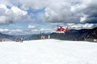 Zraneného osemročného lyžiara odviezol z Jasnej záchranársky vrtuľník.