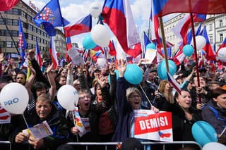 V Prahe opäť protestujú tisícky ľudí proti vláde, požadujú jej odstúpenie.