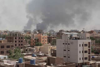 Na snímke dym stúpa v sudánskom Chartúme 16. apríla 2023. 