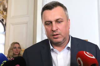 Na snímke predseda Slovenskej národnej strany (SNS) Andrej Danko odpovedá na otázky novinárov na Špecializovanom trestnom súde (ŠTS), kde vypovedal v korupčnej kauze Dobytkár.