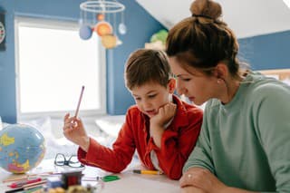 Nad úlohami doma často trávia čas s deťmi aj rodičia, ktorí im pomáhajú.
