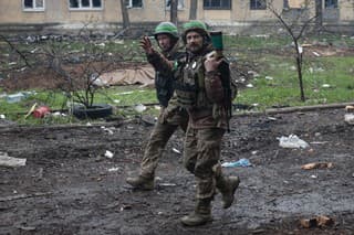 Ukrajinskí vojaci v uliciach ukrajinského mesta Bachmut.