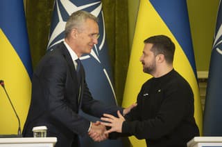 Generálny tajomník NATO Jens Stoltenberg a ukrajinský prezident Volodymyr Zelenskij po tlačovej konferencii v Kyjeve.