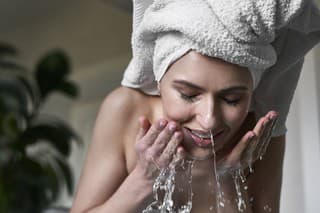 Prieskum zistil, že viac ako polovica ľudí má tendenciu premývať alebo nedostačujúco si umývať tvár. (ilustračné foto)