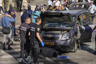 Do davu v Jeruzaleme vrazilo auto, zranilo päť ľudí.