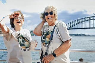 Sandy (vľavo) a Ellie cestu po dva a pol mesiaci ukončili v Austrálii.
