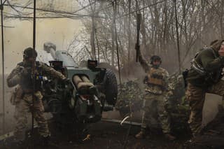 Ukrajinskí vojaci strieľajú z húfnice D-30 na frontovej línii pri meste Bachmut.