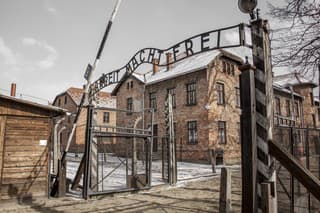 Pohľad na bránu koncentračného tábora v poľskom Osvienčime.
