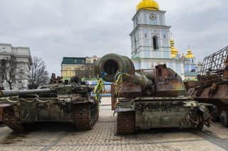 Vraky ruských tankov, ktoré sú vystavené pred pravoslávnym Chrámom sv. Michala v Kyjeve.