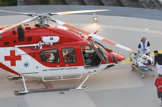 Zranených transportovali vrtuľníkom do nemocnice.