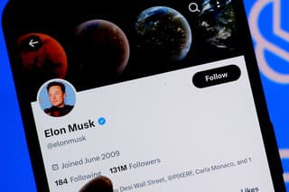 Miliardár Elon Musk má mať na Twitteri tajný účet.