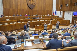 Politikov do volieb čakajú ešte dve riadne schôdze a trojmesačné prázdniny, keď budú robiť kampaň s plným platom.