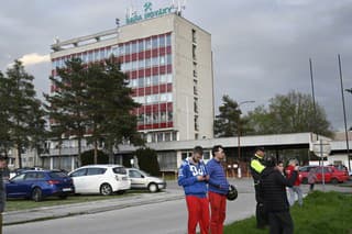 Na snímke ľudia sledujú záchranárov pred baňou v Novákoch v stredu 26. apríla 2023. 