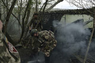 Ukrajinskí vojaci strieľajú z kanóna pri Bachmute, východnom meste, kde prebiehajú tvrdé boje proti ruským silám.