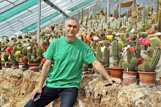 Pestovateľ kaktusov Jozef Šuráni (57) vo svojom kráľovstve.