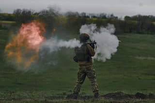 Ukrajinský vojak strieľa z RPG počas svojho výcviku na frontových pozíciách neďaleko Vuhledaru v Doneckej oblasti.