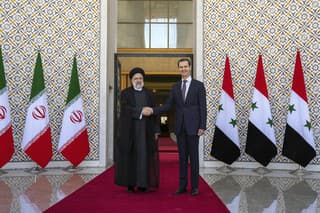 Iránsky prezident Ebráhím Raísí (vľavo) a sýrsky prezident Bašár Asad pózujú počas stretnutia v Damasku