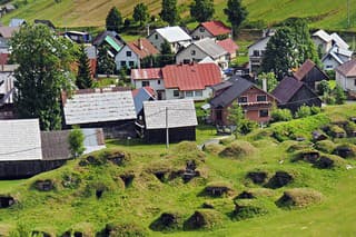 Netradičné stavby sa nachádzajú na konci dediny.