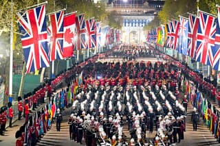 Tisícky vojakov pochodovali od Buckinghamského paláca po Westminsterské opátstvo a naspäť.