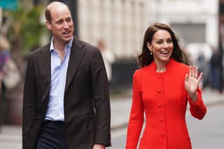 Princ William a Kate pred sobotňajšou korunováciou navštívili londýnsku krčmu
