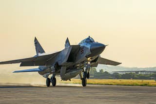 Na archívnej fotografii zverejnenej tlačovou službou ruského ministerstva obrany ruská stíhačka MiG-31 s raketou Kinžal štartuje z leteckej základne Hemeimeem v Sýrii 25. júna 2021.