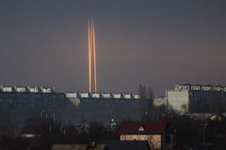Tri ruské rakety vypálené z ruskej Belgorodskej oblasti dopadajú na druhé najväčšie ukrajinské mesto Charkov.