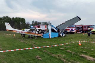 Na letisku pri obci Klatovy sa v nedeľu zrazili dve malé lietadlá.
