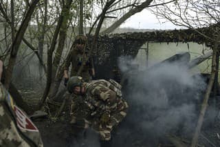 Ukrajinskí vojaci strieľajú z kanóna pri Bachmute, východnom meste, kde prebiehajú tvrdé boje proti ruským silám.