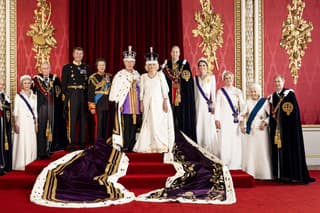 (Zľava) Edward, vojvoda z Kentu. Brigitte, vojvodkyňa z Gloucesteru. Richard, vojvoda z Gloucesteru. Timothy Laurence, viceadmirál (manžel Anne). Anne, princezná. Kráľ Karol III. Kráľovná Camilla. William, princ z Walesu. Kate, princezná z Walesu. Sophie, vojvodkyňa z Edinburghu. Lady Ogilvy, (sesternica Alžbety II.). Edward, vojvoda z Edinburghu.