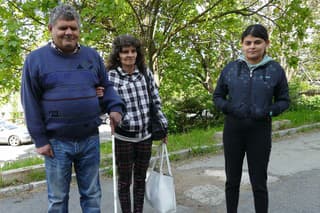 Nevidiaci manželia Balogovci Rudolf (51) a Beáta (50) s nevidiacou dcérou Timeou (22).