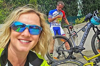 Monika Hilmerova a manžel Jaro Bekr vyrazili na bicykle. 